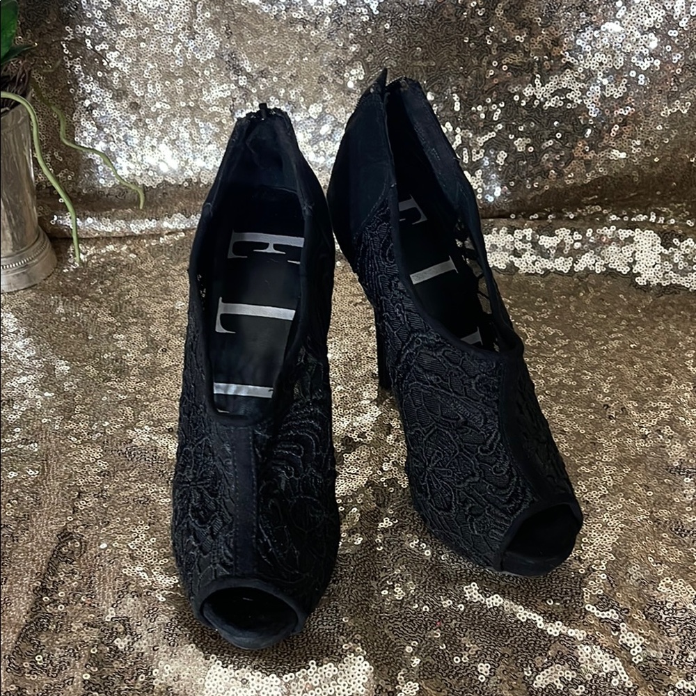 Elegant Black Heels with Pointed Toe and Slender Design